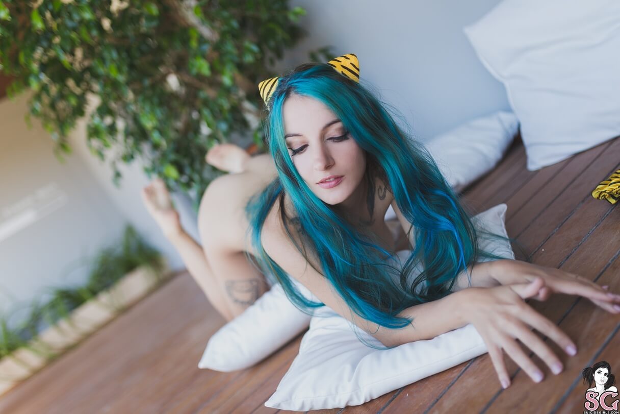Ainoa Suicide Girl