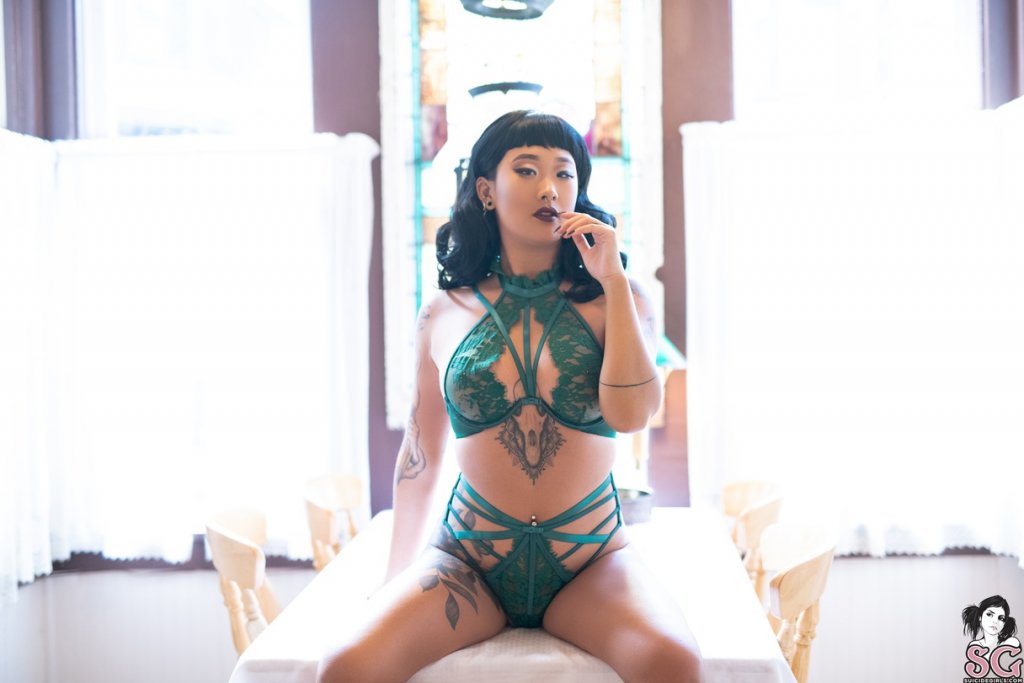flowless suicide girl