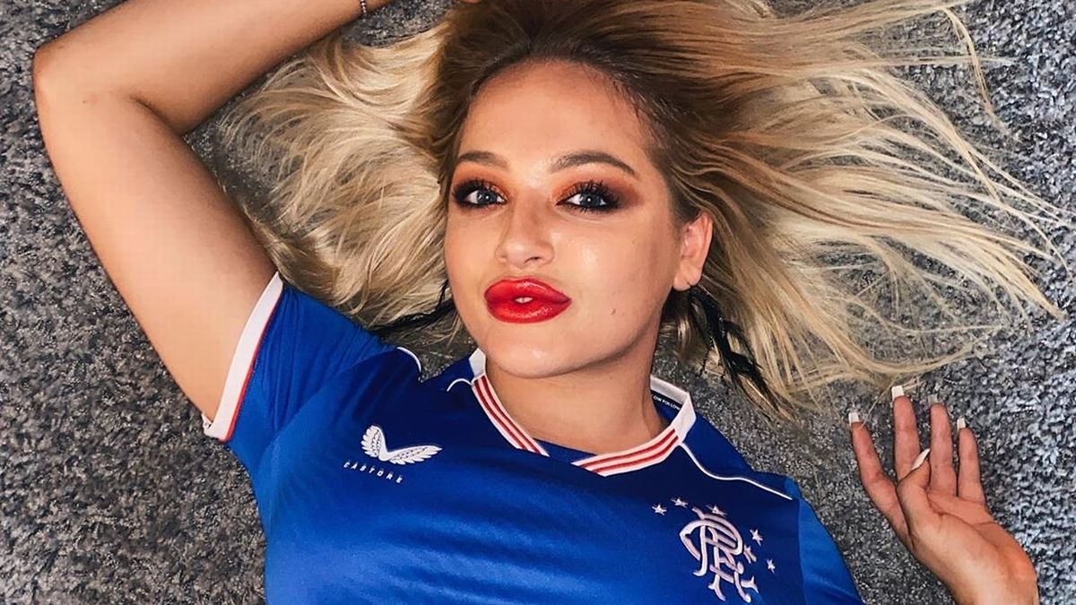 Lana Wolf – Atriz porno promete suruba com o time de futebol em caso de título!