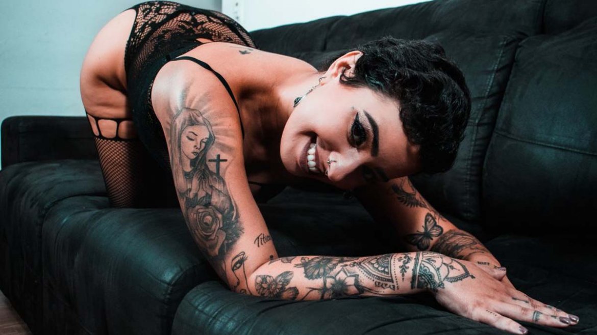 Emi rippi: a morena ousada que reina na putaria