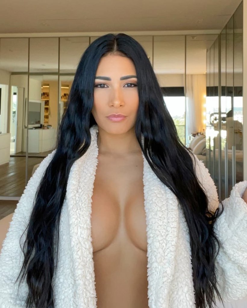 A cantora simony pelada