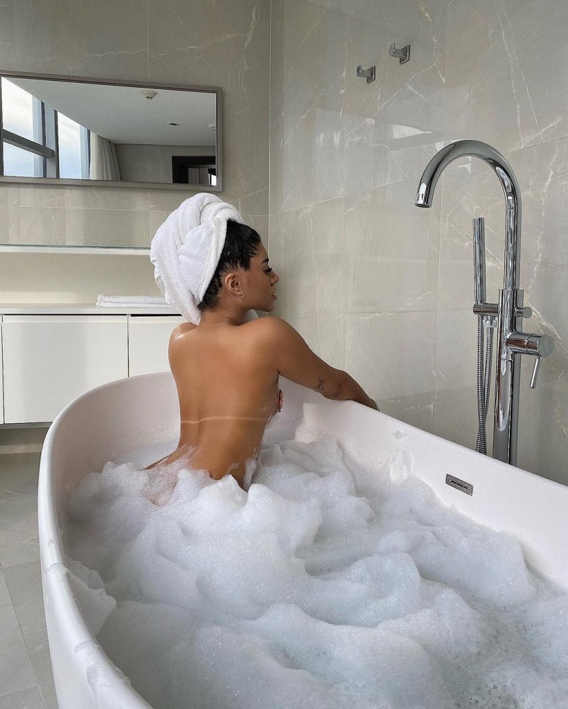 Yris Araujo sem roupa