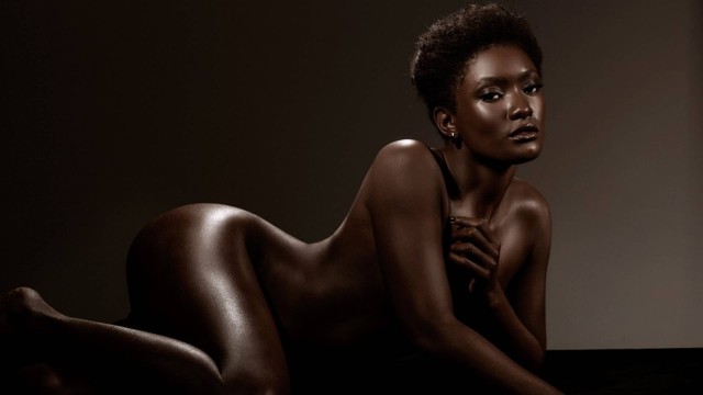 Erika Januza nua