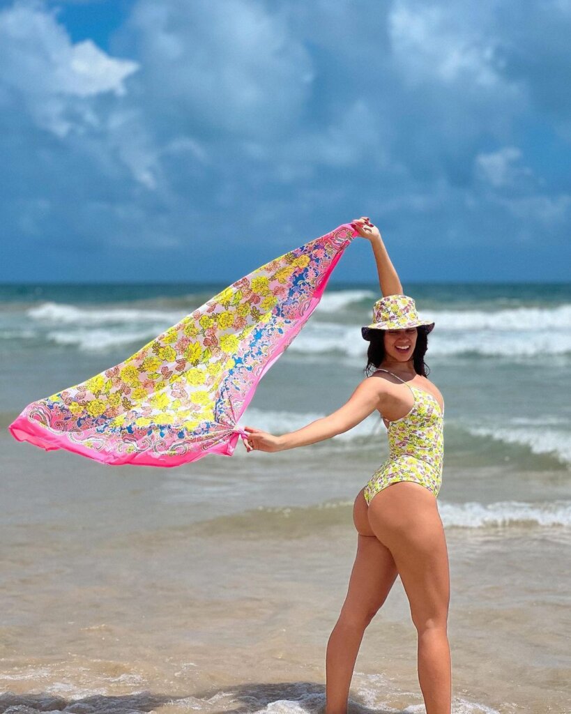 Alane Dias sexy