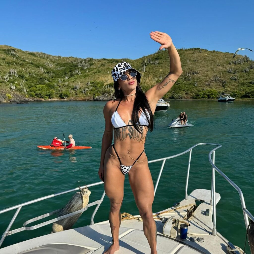 modelo fitness gostosa tatuada