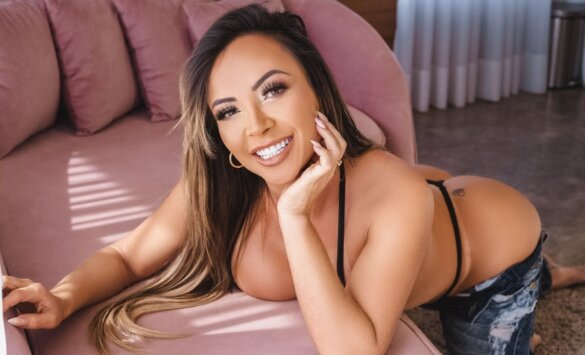 Sheyla mell nua: o ensaio da edição portugal em julho de 2020