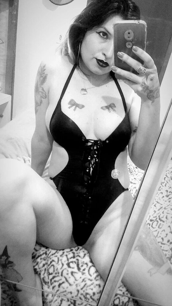 Ta maravilhosa nua - uma delícia tatuada no camera privê