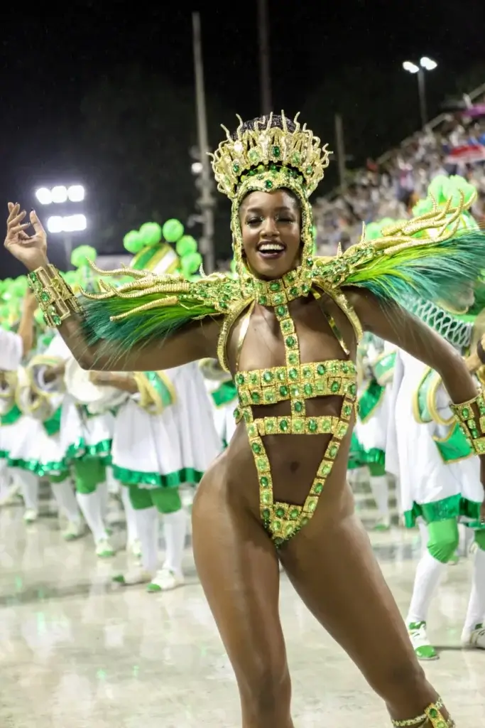 IZA, rainha de bateria da Imperatriz, de fantasia de carnaval na avenida