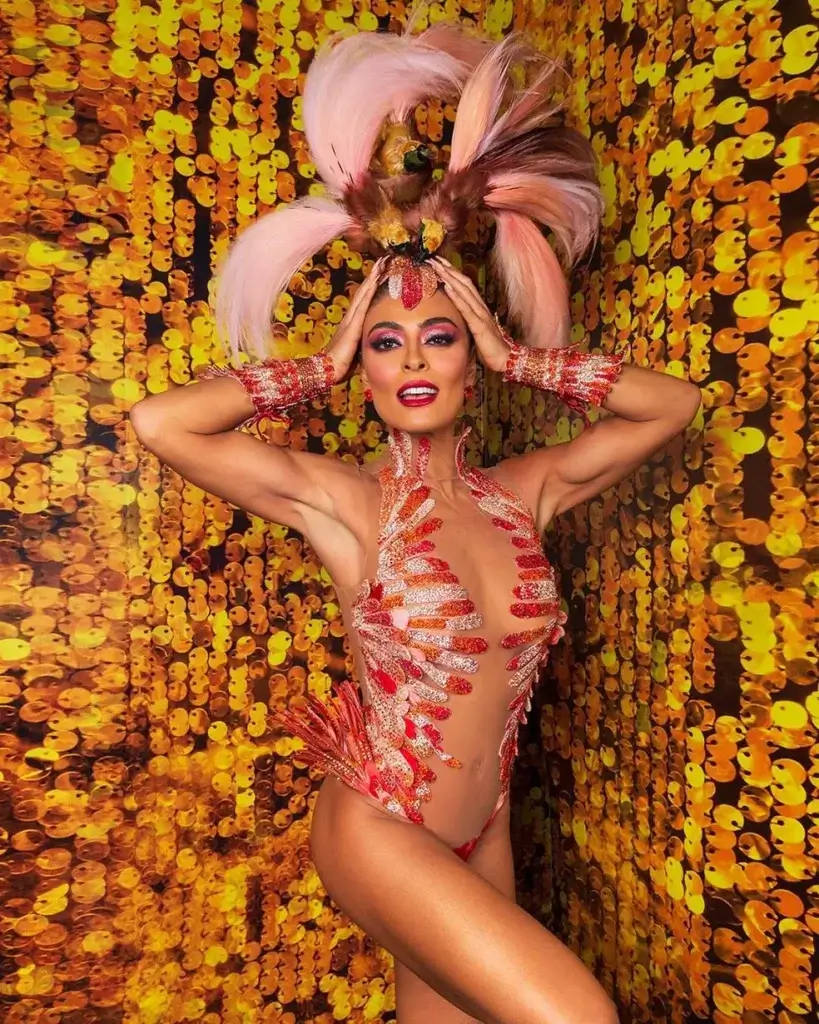 Juliana Paes, rainha de bateria da Viradouro, de fantasia de carnaval na Sapucaí