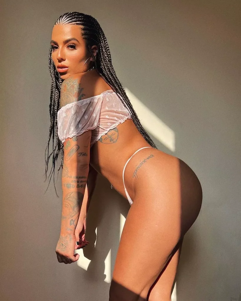 Petra Mattar, a cantora que faz do OnlyFans o palco