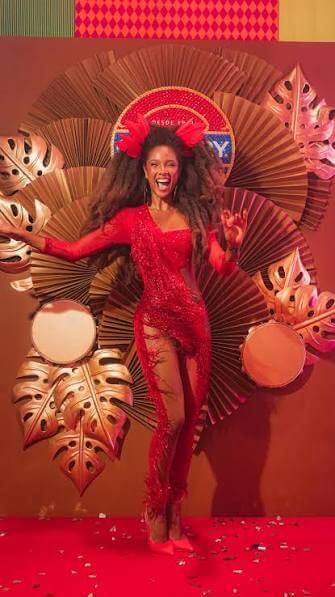 Carol Amaral, musa de avenida, de fantasia de carnaval na Sapucaí