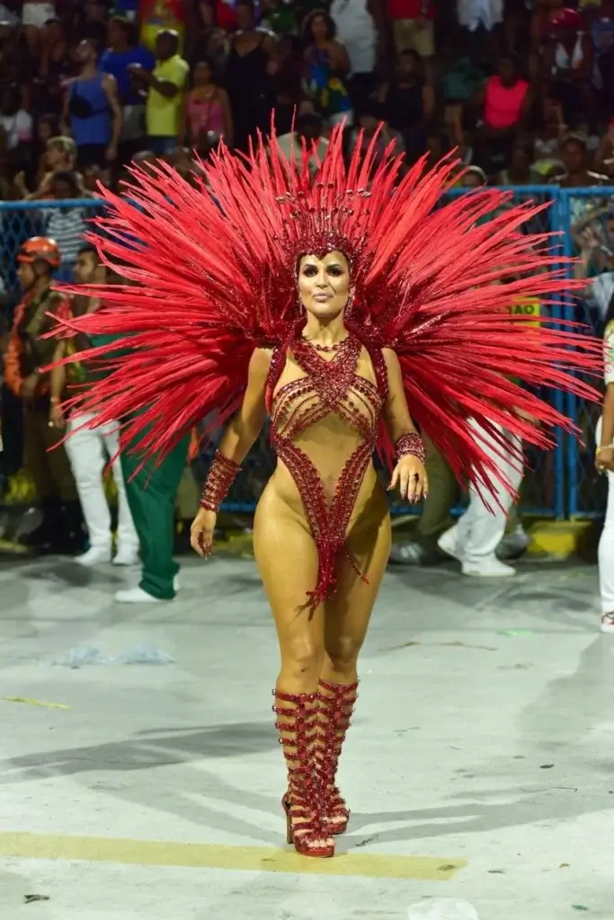 Deolane Bezerra, musa da Grande Rio, de fantasia de carnaval