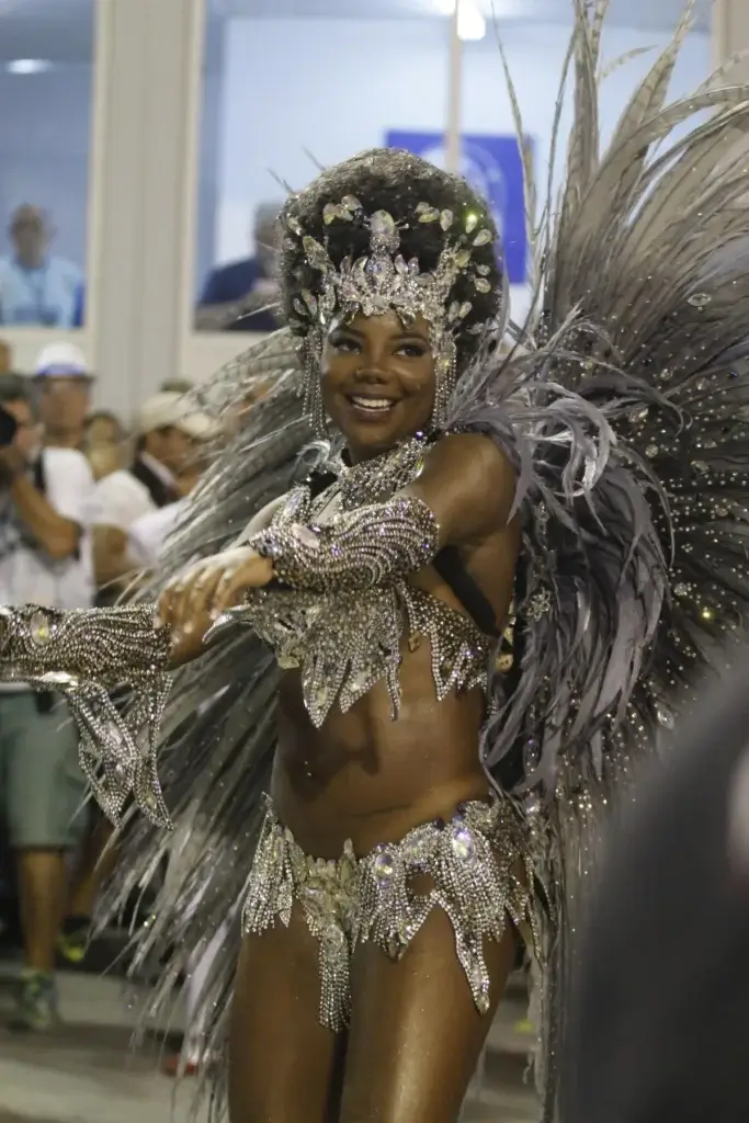 Ludmilla em fantasia de carnaval na Sapucaí