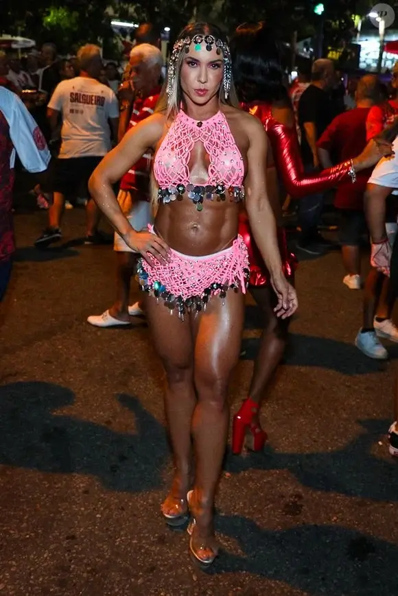 Mulher Melão, ícone de corpo do carnaval e do funk, na avenida