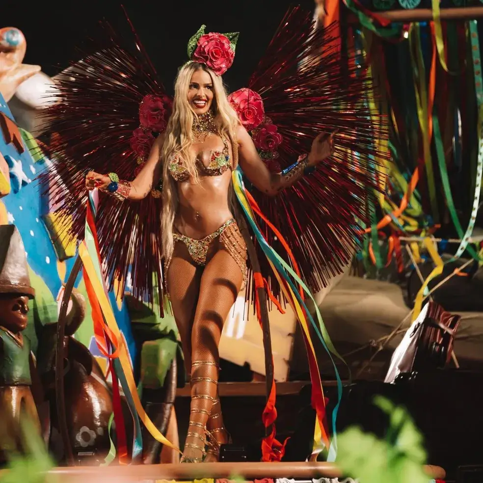 Yasmin Brunet, musa da Grande Rio, de fantasia de carnaval na avenida